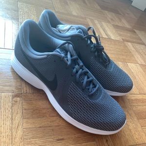 Nike Revolution 4 Men’s Sneaker